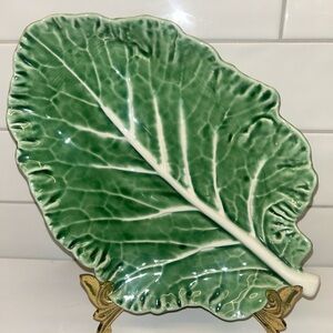 Heritage Green Leaf-Shaped Ceramic Plate
